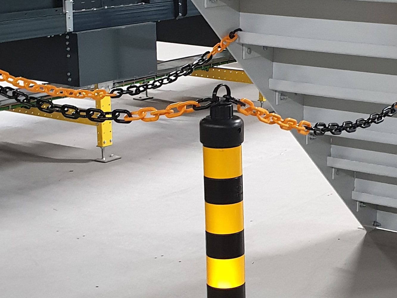 Flexible Delineator Chains